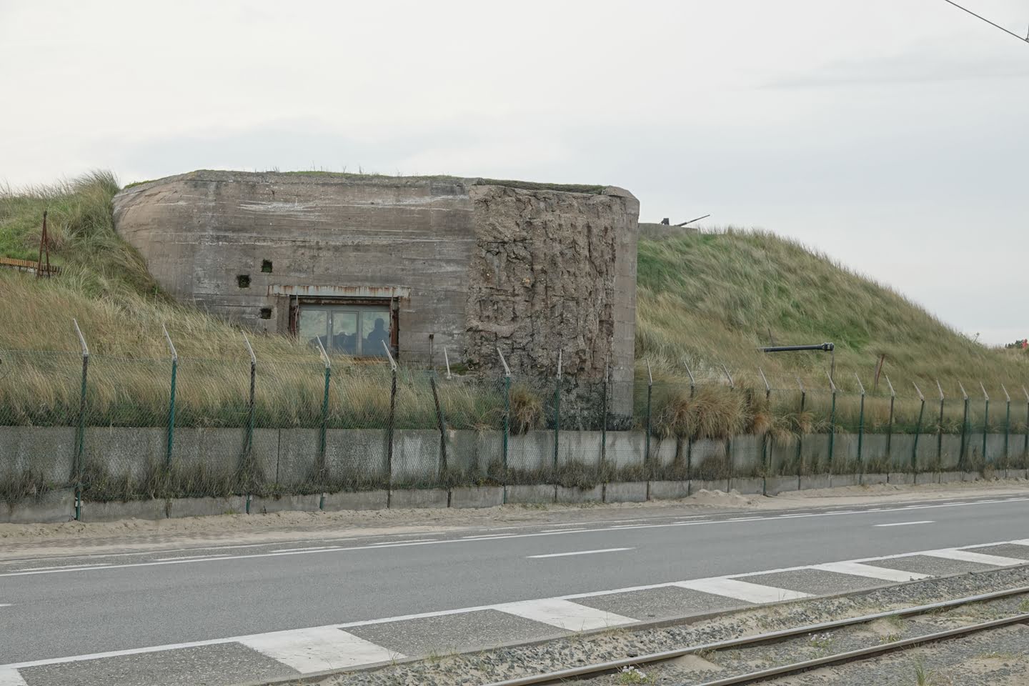 De bunkers van Atlantikwall naast de weg